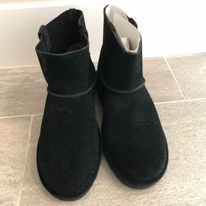 New Ugg classic mini perforated boot black Sz 8